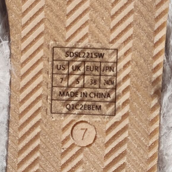 DREAM PAIRS Comfy Fuzzy Slide Slippers NWOT Grey Women's Size 7 - Picture 5 of 14